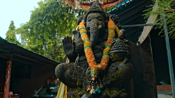 Ganesha Nın Eski Taş Heykeli Boynunda Sarı Bir Çiçek Çelengi — Stok fotoğraf
