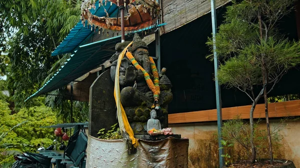 Uma Estátua Pedra Velha Ganesha Coberto Com Musgo Com Uma — Fotografia de Stock