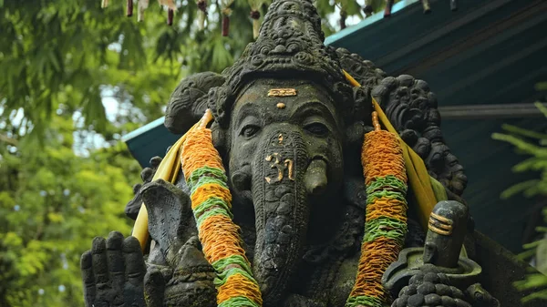 Een Oud Stenen Standbeeld Van Ganesha Bedekt Met Mos Met — Stockfoto