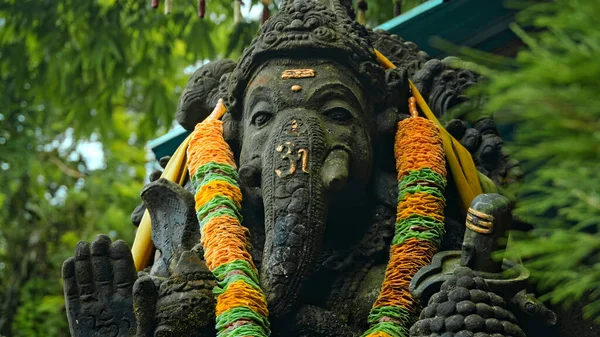 Ganesha Nın Eski Taş Heykeli Boynunda Sarı Bir Çiçek Çelengi — Stok fotoğraf