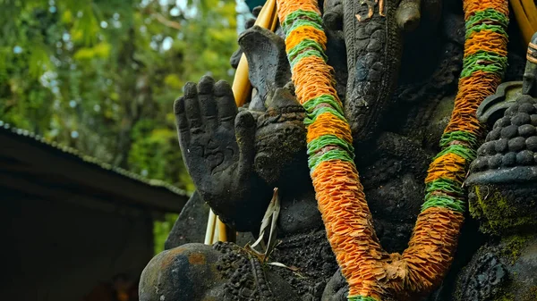 Una Vecchia Statua Pietra Ganesha Ricoperta Muschio Con Una Corona — Foto Stock