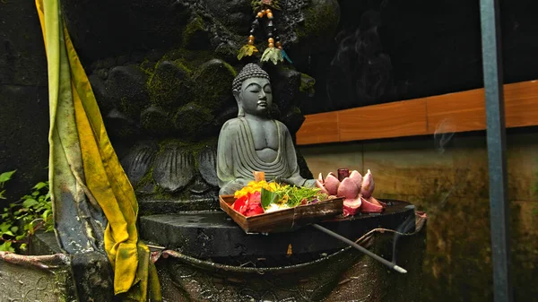 Старая Каменная Статуя Будистов Сидящая Позе Лотоса Покрытая Мохом Венком — стоковое фото