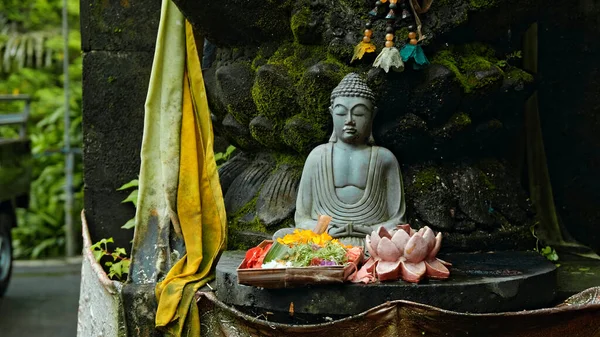 Stary Kamienny Posąg Budista Siedzący Pozycji Lotosu Pokrytej Mchem Wieńcem Obraz Stockowy