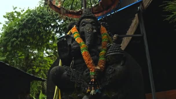 Una Antigua Estatua Piedra Ganesha Cubierta Musgo Con Una Corona — Vídeos de Stock