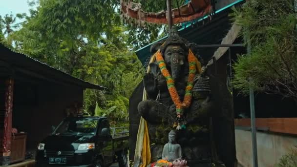 Ganesha Nın Eski Taş Heykeli Boynunda Sarı Bir Çiçek Çelengi — Stok video