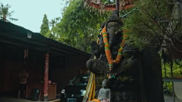 Une Vieille Statue Pierre Ganesha Recouverte Mousse Avec Une Couronne — Video