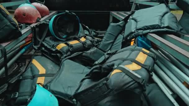 有黄色线条和防护头盔的黑色防护服 用于练习在行李箱中漂流 — 图库视频影像