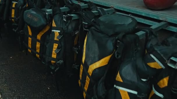 Zwarte Beschermende Jassen Met Gele Lijnen Beschermende Helmen Raften Oefenen — Stockvideo