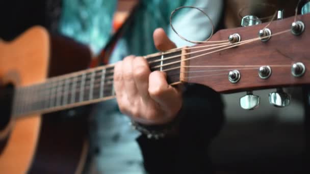 Den Unge Mannen Spelar Händer Och Klassisk Akustisk Trägitarr Gatan — Stockvideo