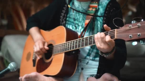 Joven Toca Las Manos Una Guitarra Clásica Madera Acústica Calle — Vídeo de stock