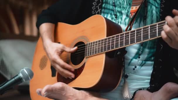 Den Unge Mannen Spelar Händer Och Klassisk Akustisk Trägitarr Gatan — Stockvideo