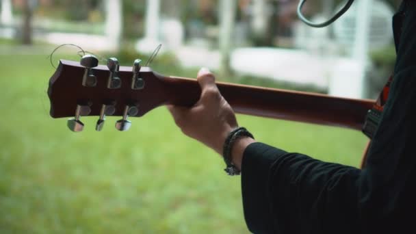 Молодой Человек Играет Руками Классической Акустической Деревянной Гитаре Улице Помощью — стоковое видео
