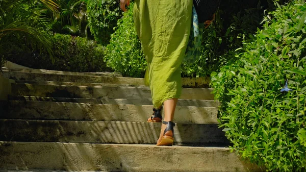 Молодая Девушка Идет Траву Заднем Дворе Зеленым Садом Красивом Длинном — стоковое фото