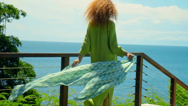 Молодая Девушка Рыжими Волосами Собирается Траве Заднем Дворе Зеленым Садом — стоковое фото