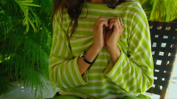 Молодая Девушка Зеленом Платье Сделал Сердце Рукой Сидя Скамейке Заднем — стоковое фото