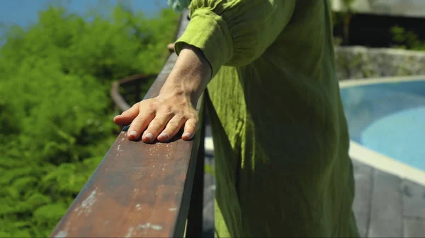 유럽의한 소녀가 난간을 손으로 여름에 발코니에 — 스톡 사진