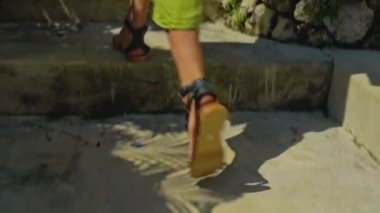 Bahçede çimlere çıkan genç bir kız. Yeşil bahçeli, güzel, uzun yeşil elbiseli.