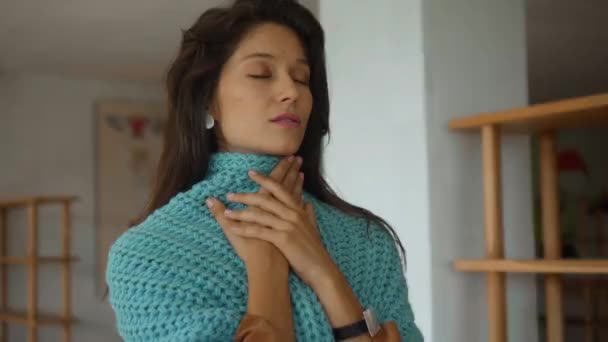Giovane Europea Chiuso Mette Mani Tasca Con Una Sciarpa Blu — Video Stock