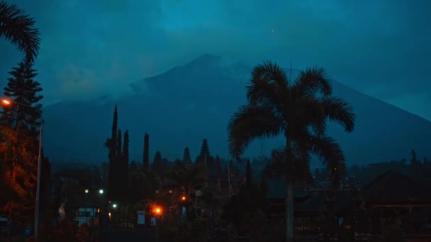 Індонезійська Вулиця Вночі Темряві Хмарами Синім Небом Фоні Покриває Вулкан — стокове відео