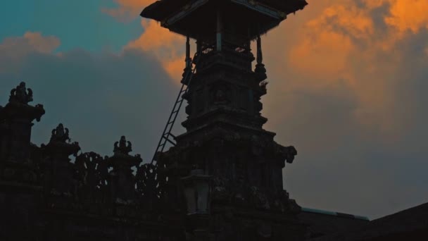 Stary Indonezyjski Budynek Etniczny Słomianym Dachem Nocy Ciemności Czerwonymi Chmurami — Wideo stockowe