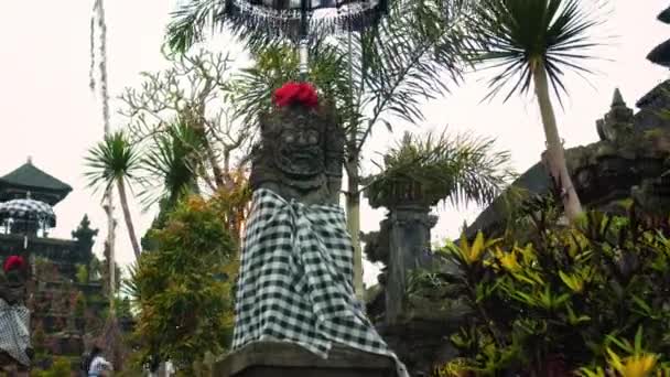 Eine Alte Indonesische Ethnische Steinstatue Eines Bösen Dämons Mit Offenem — Stockvideo