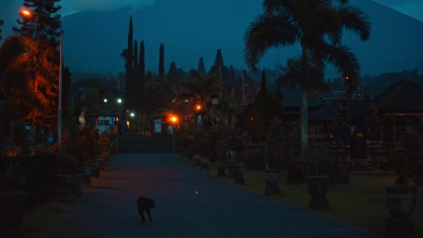Indonesische Straat Nachts Het Donker Met Wolken Blauwe Luchten Achtergrond — Stockvideo
