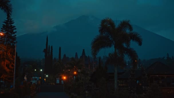 Rue Indonésienne Nuit Dans Obscurité Avec Des Nuages Ciel Bleu — Video