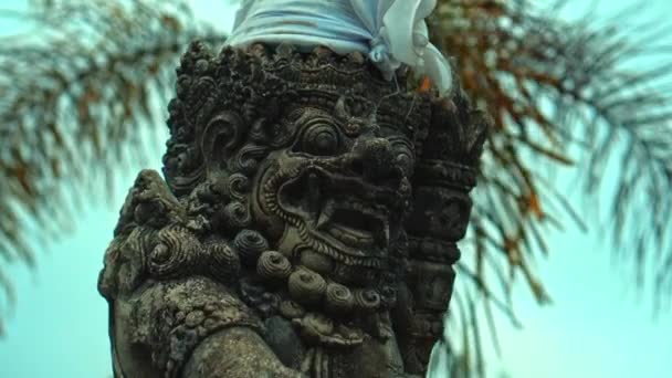 Uma Antiga Estátua Pedra Étnica Indonésia Demônio Malvado Com Uma — Vídeo de Stock
