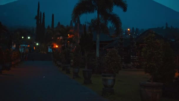 Indonesische Straat Nachts Het Donker Met Wolken Blauwe Luchten Achtergrond — Stockvideo