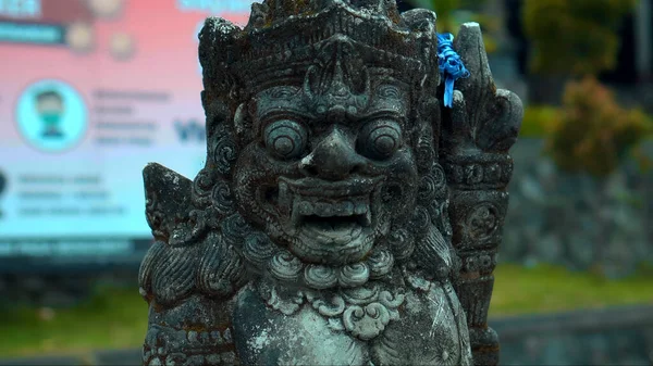 Stary Indonezyjski Etniczny Posąg Złego Demona Otwartymi Ustami Kłami Pokrytymi — Zdjęcie stockowe