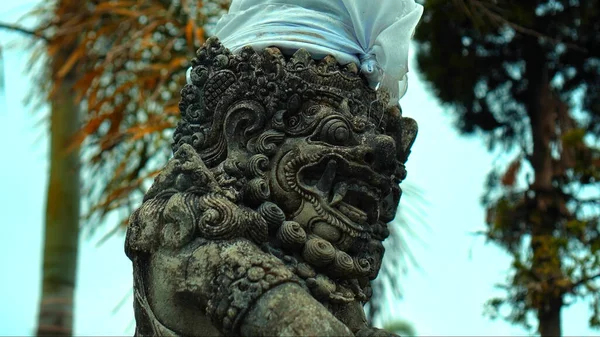 Старая Индонезийская Статуя Демона Открытым Ртом Клыками Покрытыми Тканью Течение — стоковое фото