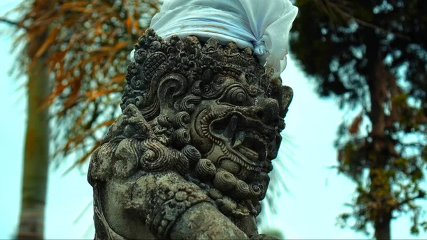 Старая Индонезийская Статуя Демона Открытым Ртом Клыками Покрытыми Тканью Течение — стоковое фото