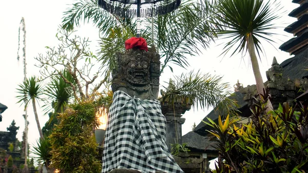 Uma Antiga Estátua Pedra Étnica Indonésia Demônio Malvado Com Uma — Fotografia de Stock