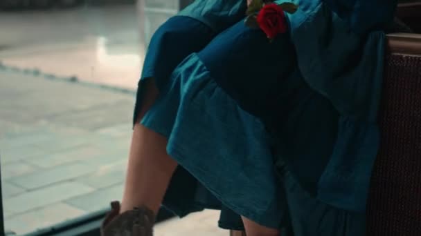 Die Beine Einer Jungen Frau Schuhen Und Blauem Kleid Die — Stockvideo