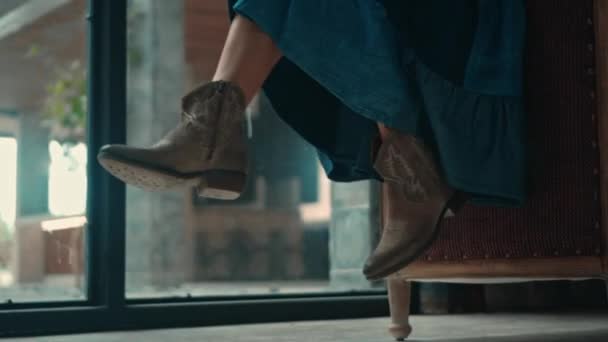 Kaki Seorang Wanita Muda Dalam Sepatu Dan Gaun Biru Duduk — Stok Video