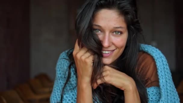 Jovem Bela Garota Europeia Morena Cabelos Compridos Fica Uma Sala — Vídeo de Stock