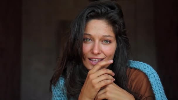 Tineri Frumoase Fată Europeană Brunetă Părul Lung Află Într Cameră — Videoclip de stoc
