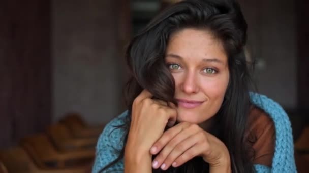 Fiatal Gyönyörű Európai Lány Hosszú Hajú Barna Fekszik Egy Szobában — Stock videók