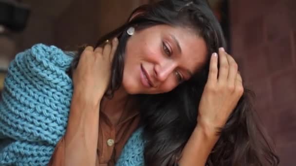 Fiatal Gyönyörű Európai Lány Hosszú Hajú Barna Fekszik Egy Szobában — Stock videók