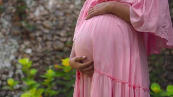 Молодая Европейская Беременная Девушка Розовом Платье Нежно Касается Своего Большого — стоковое видео