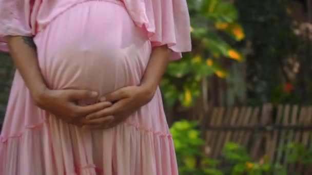 Молодая Европейская Беременная Девушка Розовом Платье Нежно Касается Своего Большого — стоковое видео