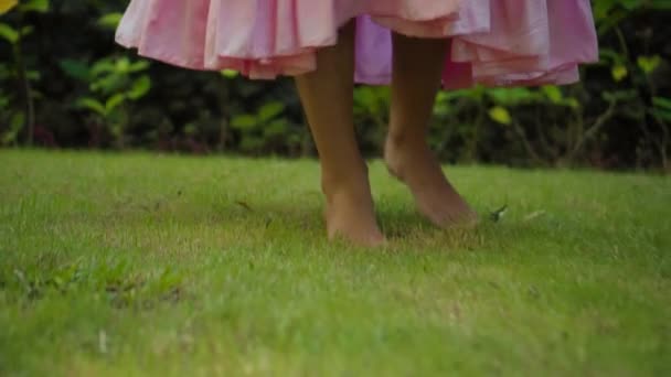 Nohy Mladé Evropské Dívky Procházet Trávou Dvorku Zelenou Zahradou Krásných — Stock video