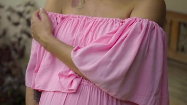長い髪と裸の肩を持つ若い女の子が優しく彼女の手でピンクのドレスに触れ 裏庭に立って — ストック動画