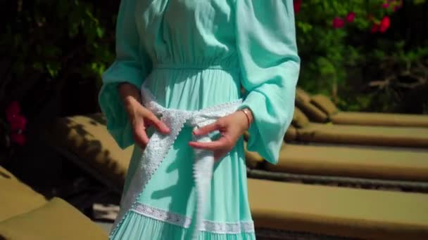 Una Joven Europea Con Vestido Verde Toca Suavemente Mano Colgando — Vídeos de Stock