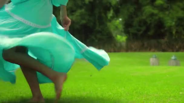 Nohy Mladé Evropské Dívky Tančící Trávě Dvorku Zelenou Zahradou Krásných — Stock video