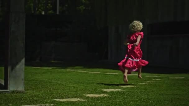 Bambina Bambina Abito Rosso Fugge Parco Con Erba Verde — Video Stock