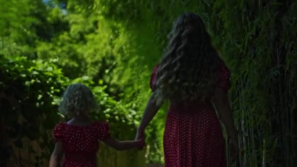 Μητέρα Και Κόρη Περπατούν Στην Πίσω Αυλή Ένα Καταπράσινο Κήπο — Αρχείο Βίντεο