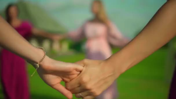 Молоді Європейські Дівчата Сукнях Стоять Колі Тримаючи Руки Один Одного — стокове відео