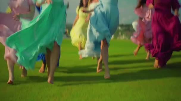 Nogi Młodych Europejskich Dziewcząt Długich Sukienkach Biegających Boso Zielonej Trawie — Wideo stockowe