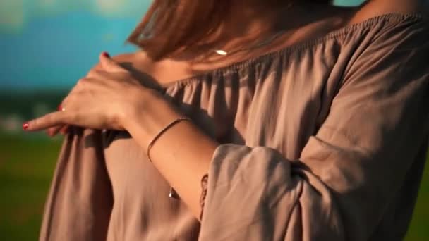 Молода Дівчина Довгим Рудим Волоссям Голими Плечима Сукні Ніжно Торкається — стокове відео
